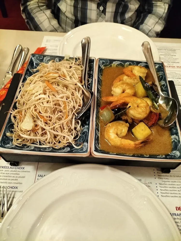 Crevettes Au Curry Et les Nouilles Sautées Aux Légumes